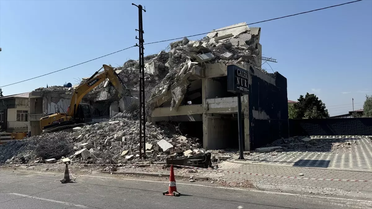 Kahramanmaraş’ta deprem sonrası yıkım çalışmaları devam ediyor