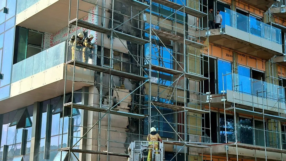 Sarıyer’de 34 yıldır bitmeyen binada yangın paniği!