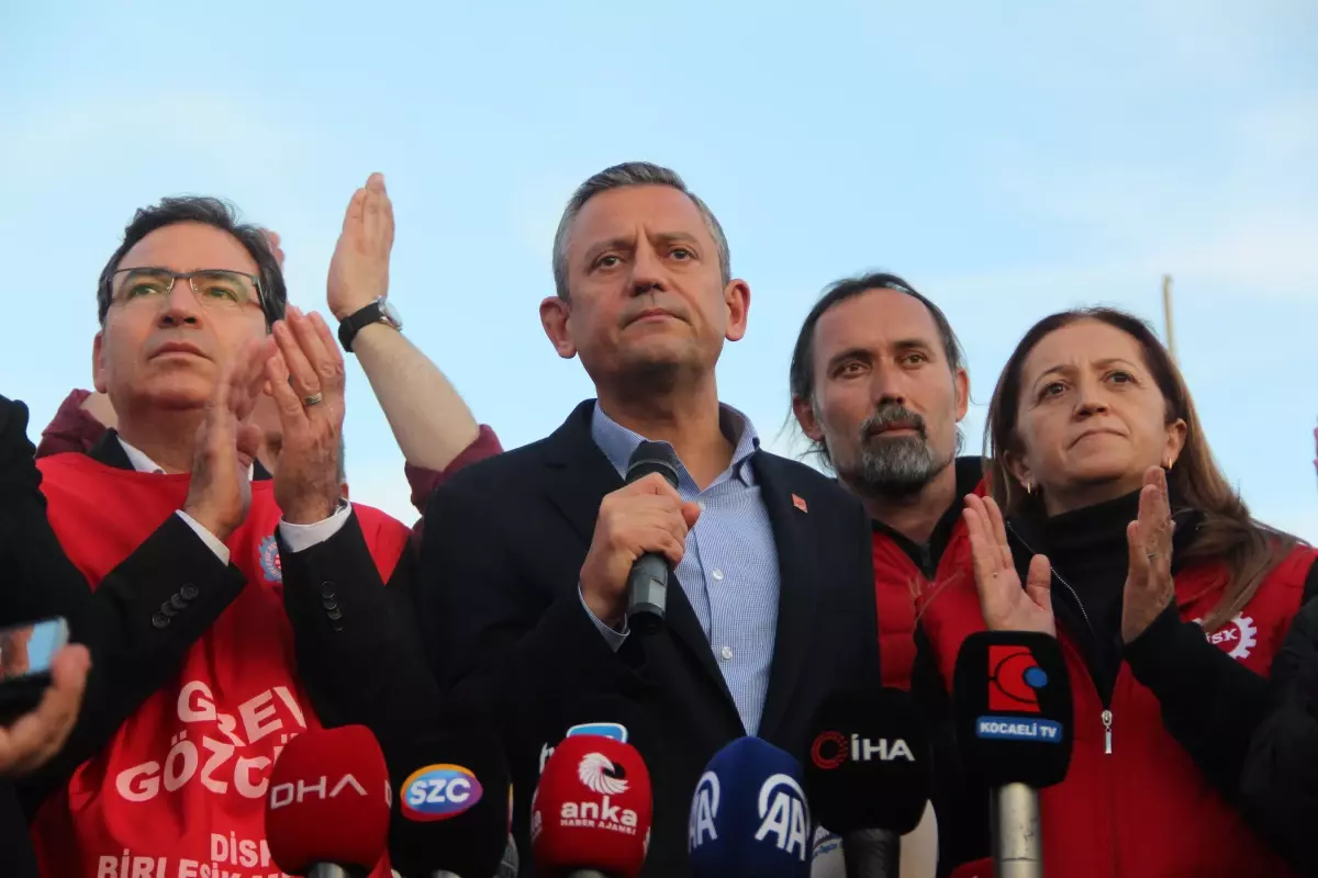 Özel’den metal işçilerine destek: Bu işçilerin hakkını yabancı firmalara peşkeş çekmeye kalkmayın