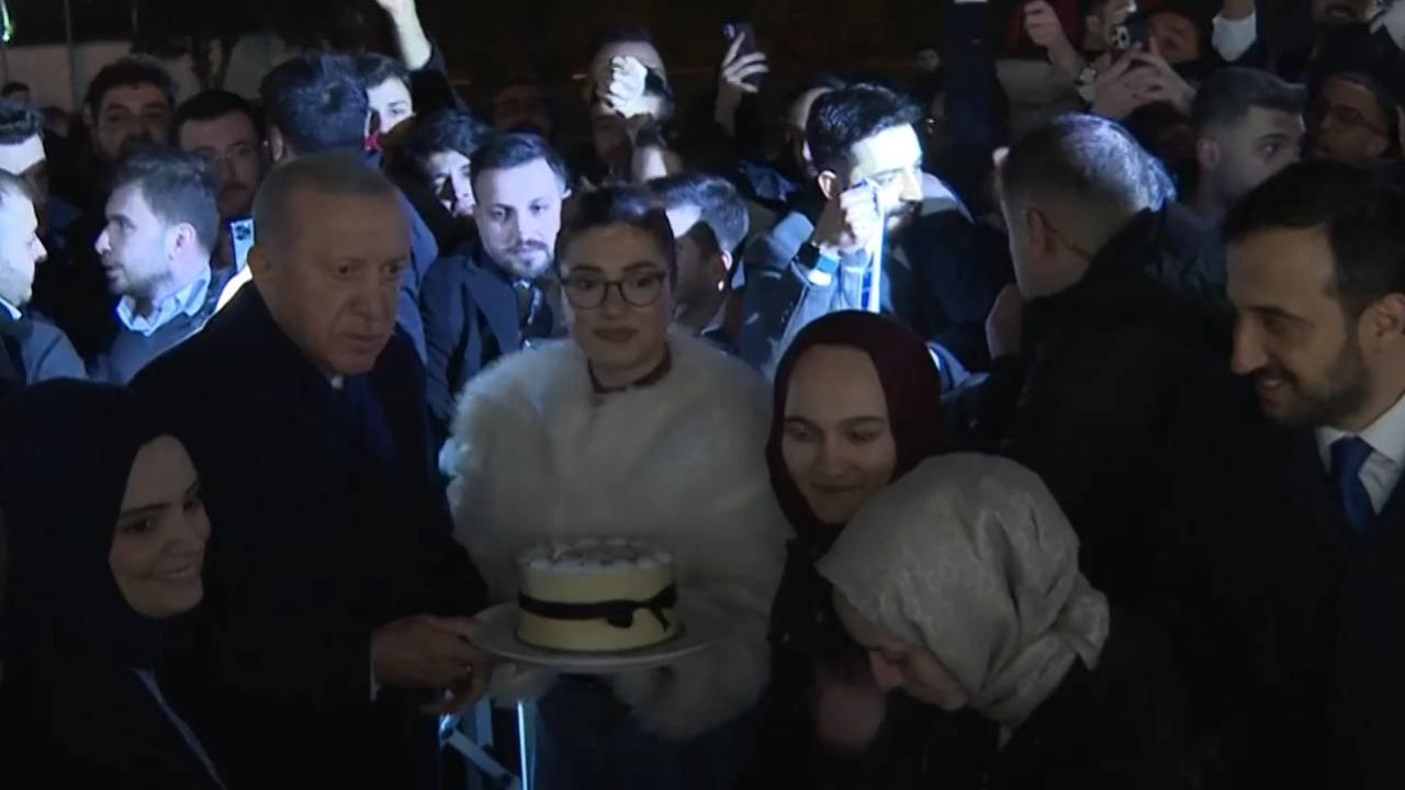 Cumhurbaşkanı Erdoğan’a gençlerden doğum günü sürprizi
