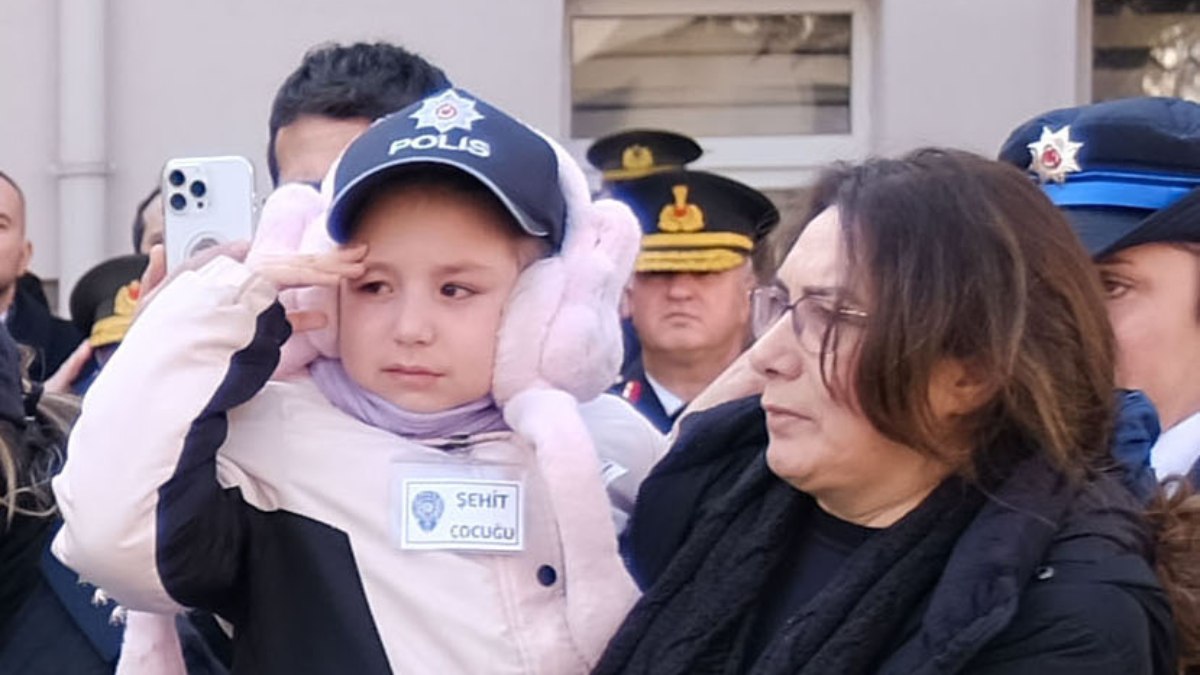 Konya’da şehit olan babasına ondan kalan şapka ile veda etti