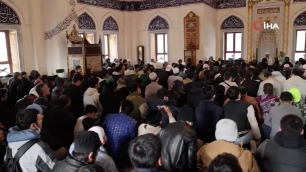 Japonya’da bayram namazı 3 kez kılındı