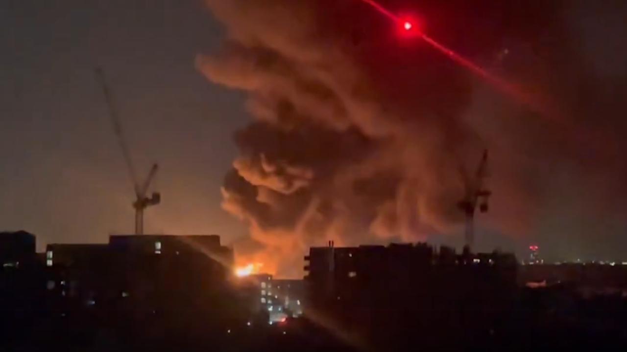 Londra Heathrow Havalimanı, elektrik kesintisi nedeniyle gece yarısına kadar kapatıldı